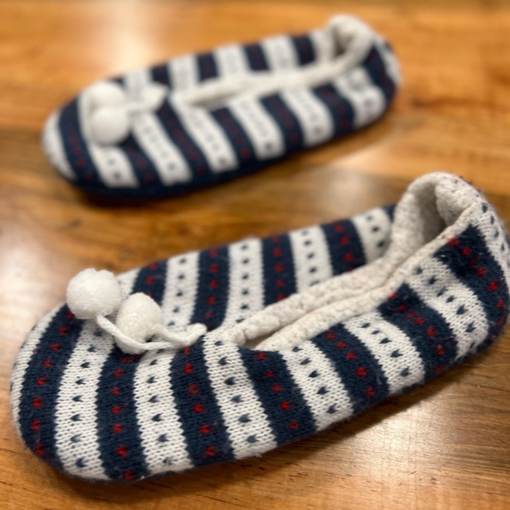 Comfy slippers size 9 in GUC - Picture 3 of 6